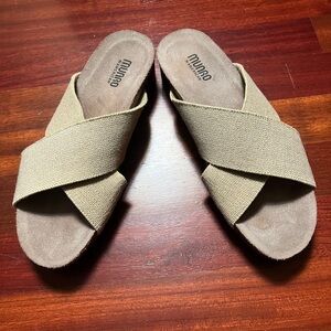 Munro Khaki Crisscross Slides